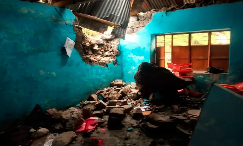 A large stone fell on a government school in Poonch district of Jammu and Kashmir! One person died and four people were injured.