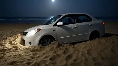 જુહુ બીચ પર રેતીમાં ફસાયેલી કાર