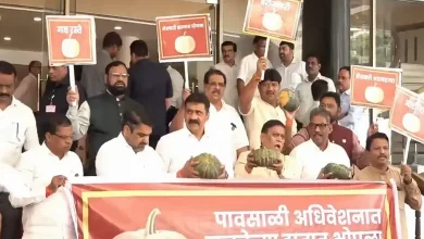 મહારાષ્ટ્ર વિપક્ષ દ્વારા મહારાષ્ટ્ર વિધાન ભવન સંકુલમાં વિરોધ પ્રદર્શન.