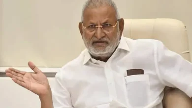 કૃષિ પ્રધાન માણિકરાવ કોકાટે શનિ મંદિરમાં શનિદેવની પૂજા કરી રહ્યા છે.