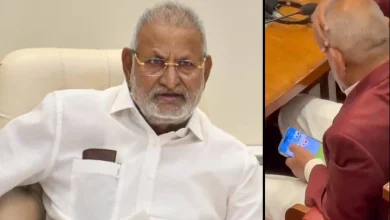 માણિક કોકાટે મોબાઇલ પર રમી રમતા હોય તેવો સાંકેતિક ફોટો, પૃષ્ઠભૂમિમાં કેસિનોનું ચિત્ર.