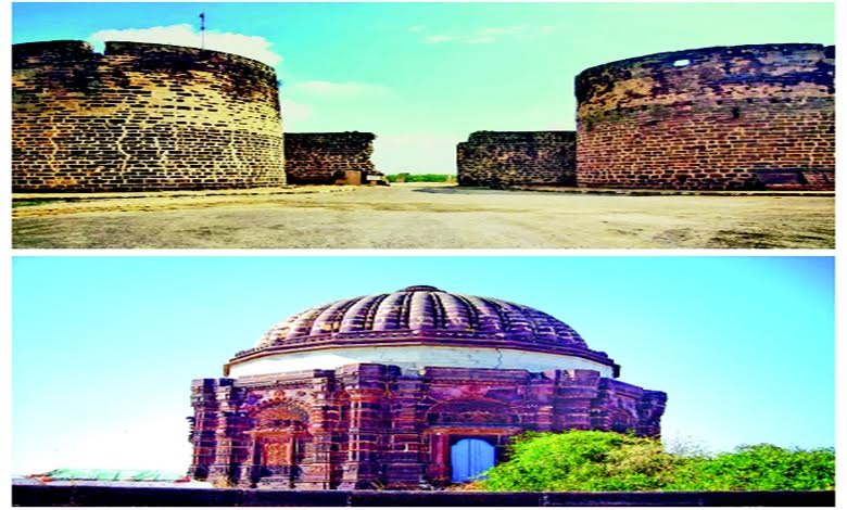 લખપતમાં પીર ગોશ મહમદનો મકબરો, સૂફી સંતનું સ્થાપત્ય અને કાવ્યકૃતિઓ દર્શાવતી તસવીર.