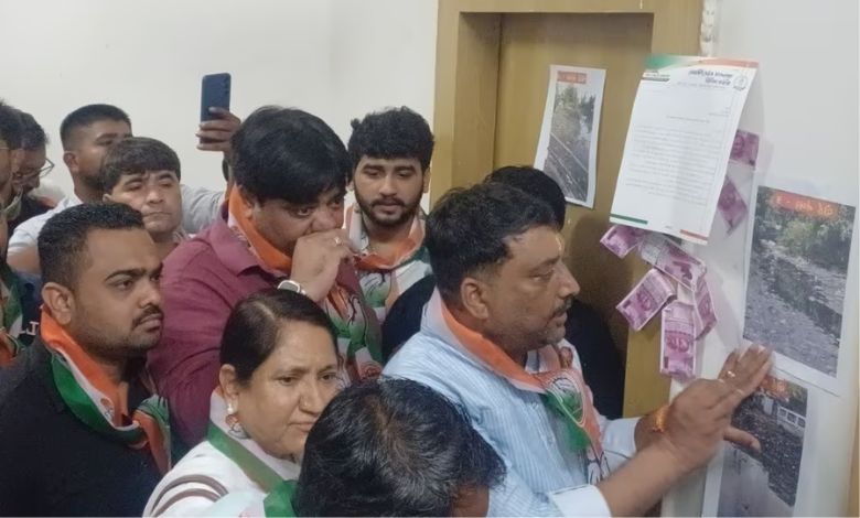 જામનગર મેયરની ઓફિસના દરવાજે ₹2000ની નકલી ચલણી નોટોનું તોરણ અને ચોંટાડેલા કાગળો.