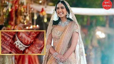 રાધિકા મર્ચન્ટ તેની સગાઈની વીંટી દર્શાવતી, જેમાં 'A' અને 'R' અક્ષરો અને હૃદયની ડિઝાઇન દેખાય છે.