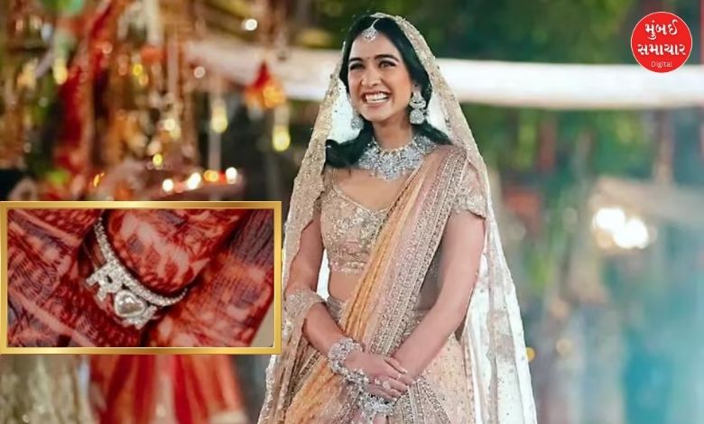 રાધિકા મર્ચન્ટ તેની સગાઈની વીંટી દર્શાવતી, જેમાં 'A' અને 'R' અક્ષરો અને હૃદયની ડિઝાઇન દેખાય છે.