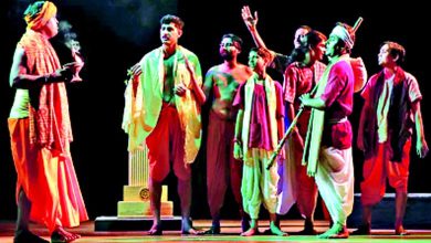 સ્પોટ લાઈટ: ધનજીભાઈ આવે એટલે મનજીભાઈ આનંદમાં રહે... રાજેન્દ્ર બુટાલા... આધુનિક રંગભૂમિનું એક આદરણીય વ્યક્તિત્વ. બુટાલાને કેવળ એક નાટ્ય નિર્માતા તરીકે જ ઓળખવા એ એમની સાથે અન્યાય કરવા બરાબર કહેવાય. રંગભૂમિના દરેક પાસાથી વાકેફ બુટાલાના નિર્માણ હેઠળના પહેલા જ નાટકમાં ધુરંધર કલાકારોની હાજરી હતી. મને યાદ છે થાય સુધી તેમનું પહેલું નાટક હતું ‘ચીતરેલા સૂરજ’. આ નાટકમાં એ સમયના ક્રીમ કલાકારો પરફોર્મ કરી રહ્યા હતા જેમાં દીના પાઠક, પદ્મા રાણી, દીપક ઘીવાલા, તારક મહેતા, શૈલેષ દવે, અરવિંદ રાઠોડ અને રાગિણી હતાં. ખરા અર્થમાં મલ્ટીસ્ટારર નાટક હતું. એમનો એક અખતરો બહુ જાણીતો છે. શૈલેષ દવેના બે ચાર શો પછી બંધ પડી ગયેલા નાટકને રિવાઇવ કરી ‘રમત શૂન ચોકડી’ના નામે ભજવ્યું હતું જે ખૂબ સફળ સાબિત થયું હતું.