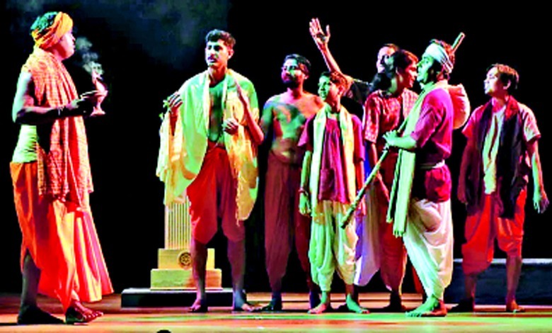 સ્પોટ લાઈટ: ધનજીભાઈ આવે એટલે મનજીભાઈ આનંદમાં રહે... રાજેન્દ્ર બુટાલા... આધુનિક રંગભૂમિનું એક આદરણીય વ્યક્તિત્વ. બુટાલાને કેવળ એક નાટ્ય નિર્માતા તરીકે જ ઓળખવા એ એમની સાથે અન્યાય કરવા બરાબર કહેવાય. રંગભૂમિના દરેક પાસાથી વાકેફ બુટાલાના નિર્માણ હેઠળના પહેલા જ નાટકમાં ધુરંધર કલાકારોની હાજરી હતી. મને યાદ છે થાય સુધી તેમનું પહેલું નાટક હતું ‘ચીતરેલા સૂરજ’. આ નાટકમાં એ સમયના ક્રીમ કલાકારો પરફોર્મ કરી રહ્યા હતા જેમાં દીના પાઠક, પદ્મા રાણી, દીપક ઘીવાલા, તારક મહેતા, શૈલેષ દવે, અરવિંદ રાઠોડ અને રાગિણી હતાં. ખરા અર્થમાં મલ્ટીસ્ટારર નાટક હતું. એમનો એક અખતરો બહુ જાણીતો છે. શૈલેષ દવેના બે ચાર શો પછી બંધ પડી ગયેલા નાટકને રિવાઇવ કરી ‘રમત શૂન ચોકડી’ના નામે ભજવ્યું હતું જે ખૂબ સફળ સાબિત થયું હતું.