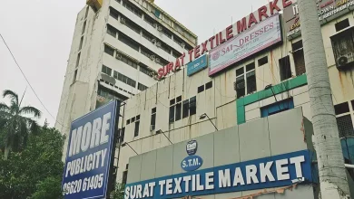 સુરતમાં પૂરે ટેક્સટાઈલ વેપારીઓને રડાવ્યાં, મોંઘી સાડીઓ સસ્તા ભાવે વેચવા મજબૂર