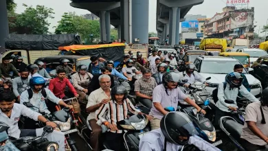 Potholes in Surat become a problem: 1 KM long jam, even an ambulance got stuck