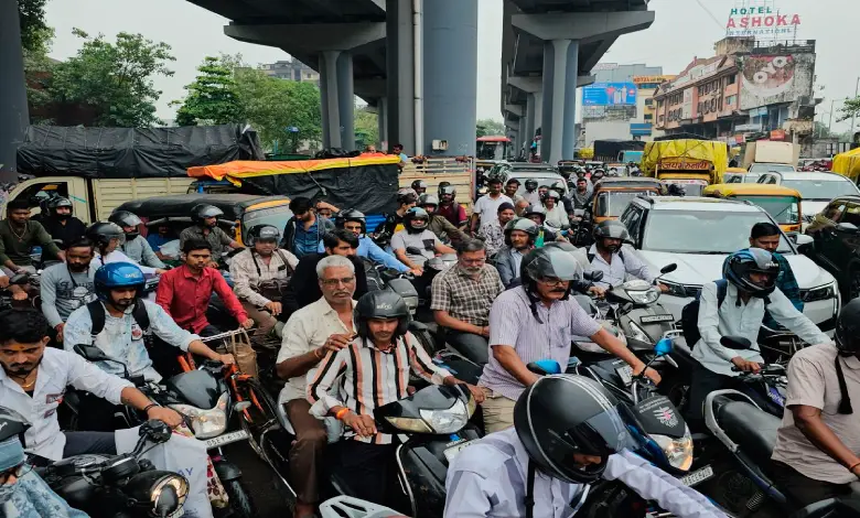 Potholes in Surat become a problem: 1 KM long jam, even an ambulance got stuck