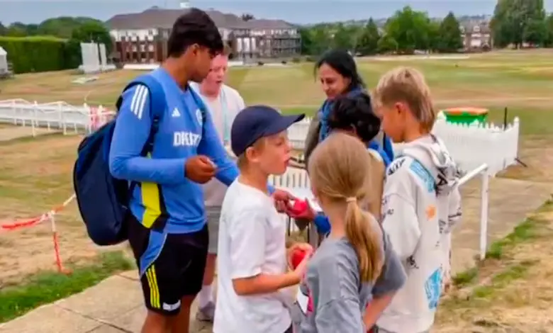 The 'swing' of luxury in England: People ask for autographs and even clamor for selfies!
