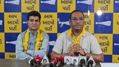 આમ આદમી પાર્ટી (AAP) ના પ્રમુખ ઈસુદાન ગઢવી પ્રેસ કોન્ફરન્સમાં બોલતા