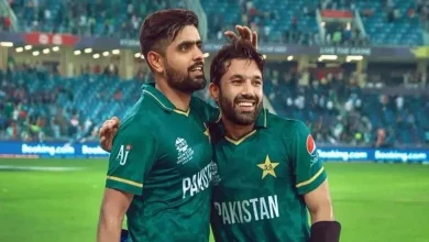 પાકિસ્તાન ક્રિકેટ બોર્ડના અધિકારી ટીમની જાહેરાત કરી રહ્યા છે.