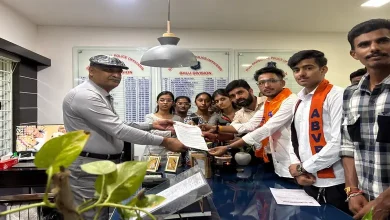 ABVPના કાર્યકરો ભુજ પોલીસ વડાને આવેદનપત્ર આપી રહ્યા છે.