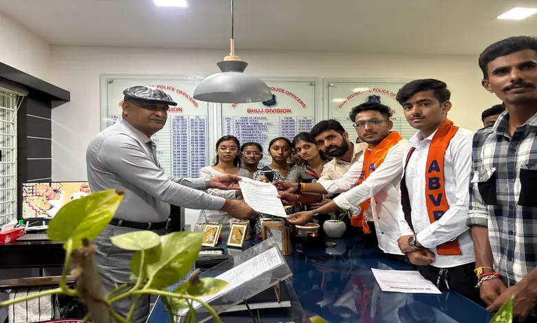 ABVPના કાર્યકરો ભુજ પોલીસ વડાને આવેદનપત્ર આપી રહ્યા છે.