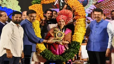 મહારાષ્ટ્રના સીએમ દેવેન્દ્ર ફડણવીસ ચેસ વર્લ્ડ ચેમ્પિયન દિવ્યા દેશમુખને રૂ. ૩ કરોડનો ચેક આપી રહ્યા છે.