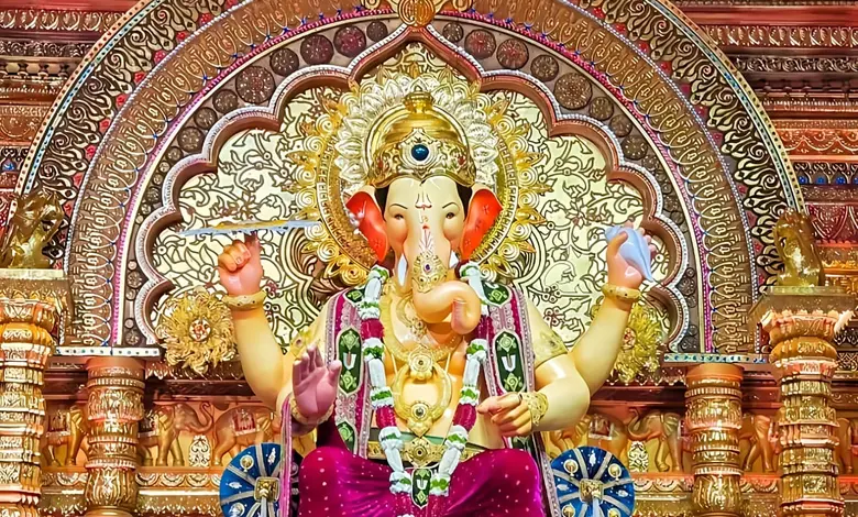 First glimpse of the court of the Lalbaugcha Raja