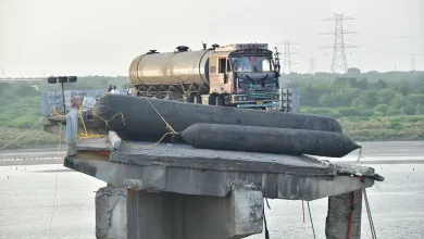 ગંભીરા બ્રિજ પરથી કેમિકલ ટેન્કર બહાર કાઢવાની કામગીરી