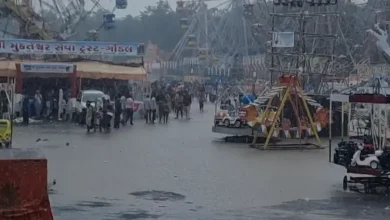 ગોંડલના મેળામાં પાણી ભરાયેલું ગ્રાઉન્ડ, બંધ પડેલી રાઇડ્સ અને નિરાશ લોકોનું દૃશ્ય.