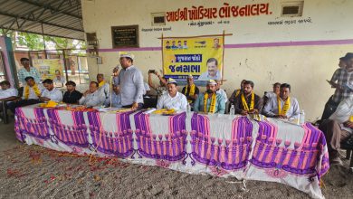 આમ આદમી પાર્ટીની સભા, જેમાં ભાજપના પૂર્વ પ્રમુખ રમેશભાઈ સતાસિયા અને અન્ય કાર્યકર્તાઓ 'આપ'નો ખેસ પહેરી રહ્યા છે.