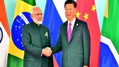 ચીનના વિદેશ પ્રધાન વાંગ યી અને નરેન્દ્ર મોદી હાથ મિલાવતા હોય તેવું ચિત્ર