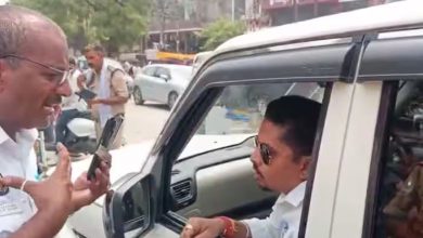 યુપીમાં ભાજપ ધારાસભ્યના દીકરાને બદતમીઝી બદલ પોલીસે રોડ પર જ ઝાટક્યો, જુઓ વીડિયો