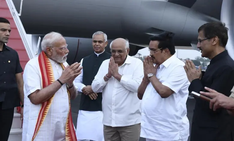 PM Modi welcomed in Ahmedabad