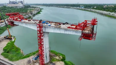 અમદાવાદની સાબરમતી નદી પર બની રહેલા બુલેટ ટ્રેનના ઊંચા પુલનું દૃશ્ય.