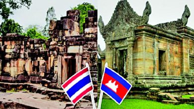 થાઈલેન્ડ અને કંબોડિયાના ધ્વજ, એક પ્રાચીન હિન્દુ મંદિરની પૃષ્ઠભૂમિમાં.