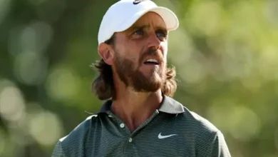 ગોલ્ફના બૉલ પર બેઠેલી એક નાની માખી, જેની બાજુમાં બ્રિટિશ ગોલ્ફર ટૉમી ફ્લીટવુડ ઊભો છે. આ માખીના કારણે તે $2 મિલિયન (અંદાજે 17 કરોડ રૂપિયા) જીત્યો.