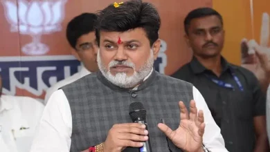 મહારાષ્ટ્રના પ્રધાન ઉદય સામંત પત્રકારો સાથે વાત કરી રહ્યા છે અને શિવસેના (યુબીટી) પર પ્રહાર કરી રહ્યા છે.