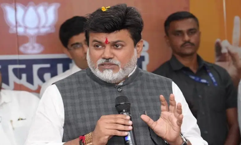 મહારાષ્ટ્રના પ્રધાન ઉદય સામંત પત્રકારો સાથે વાત કરી રહ્યા છે અને શિવસેના (યુબીટી) પર પ્રહાર કરી રહ્યા છે.