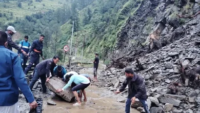 ઉત્તરાખંડમાં પૂર અને વરસાદ, રાહત અને બચાવ કામગીરી કરતા લોકો.