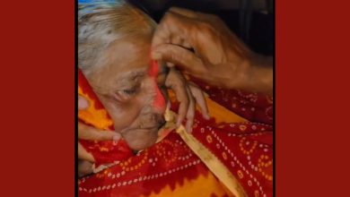 એકલા જ આવ્યા મનવા: મૃત પત્નીના સેંથામાં પતિએ પૂર્યું સિંદૂર, હૃદયસ્પર્શી વીડિયો વાયરલ
