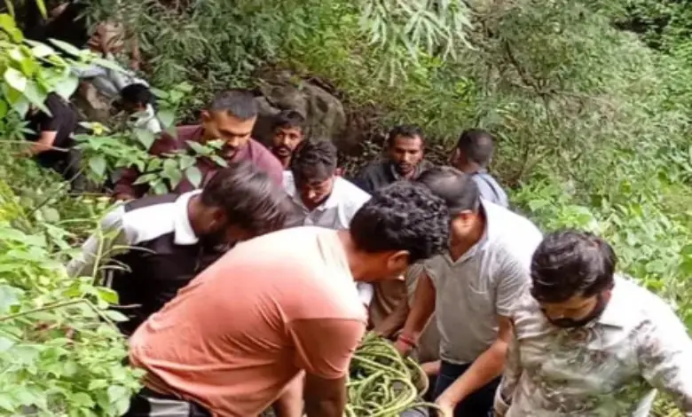 Caution! Ahmedabad youth dies after falling into 300 feet deep gorge while taking selfie in Abu