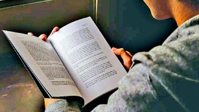 પુસ્તકના પ્રતીકો સાથે શિક્ષણનું મહત્વ દર્શાવતું દૃશ્ય