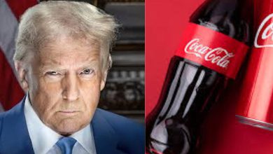 ભારત અને અમેરિકા વચ્ચેના વેપાર તણાવના પ્રતીક તરીકે કોકાકોલાની બોટલ પર લાગેલા પ્રતિબંધનું ચિત્ર.