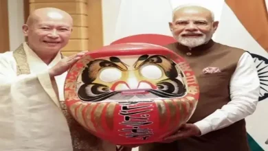 વડાપ્રધાન નરેન્દ્ર મોદી જાપાનના શોરિંજન દારુમા જી મંદિરમાં પૂજારી પાસેથી દારુમા ડોલ ભેટમાં સ્વીકારતા.