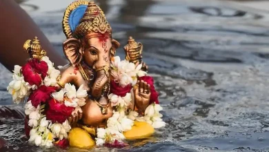 મુંબઈમાં ગણેશ વિસર્જન દરમિયાન કૃત્રિમ તળાવમાં ભક્તો ગણપતિની મૂર્તિઓનું વિસર્જન કરી રહ્યા છે.