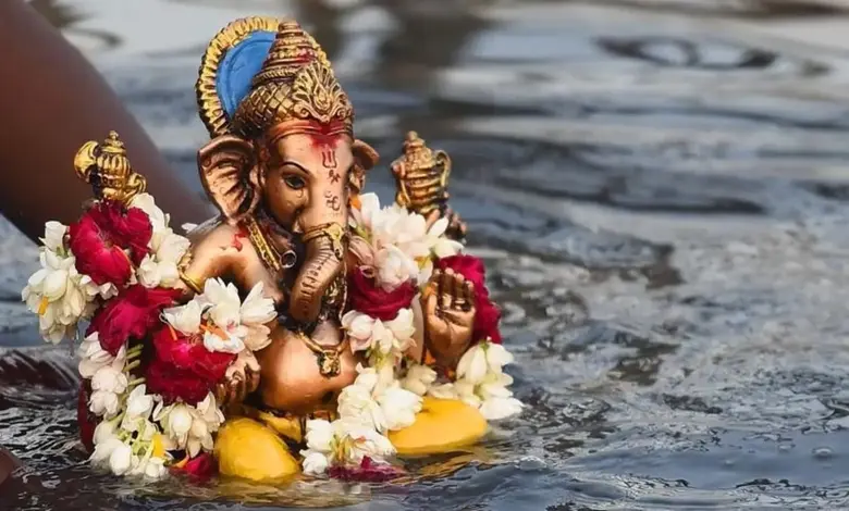 મુંબઈમાં ગણેશ વિસર્જન દરમિયાન કૃત્રિમ તળાવમાં ભક્તો ગણપતિની મૂર્તિઓનું વિસર્જન કરી રહ્યા છે.