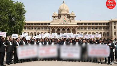 ગુજરાત હાઈ કોર્ટના વકીલો દ્વારા ન્યાયાધીશની બદલીના વિરોધમાં વિરોધ પ્રદર્શન.