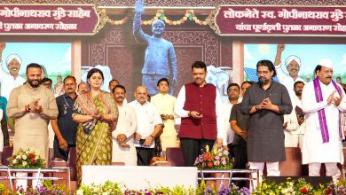Chief Minister Devendra Fadnavis unveiled a full-size statue of public leader Gopinath Munde
