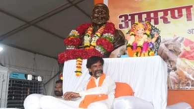 મનોજ જરાંગે આઝાદ મેદાનમાં મરાઠા અનામતની માગ સાથે ભૂખ હડતાળ પર બેઠા હોય તે દર્શાવતી તસવીર