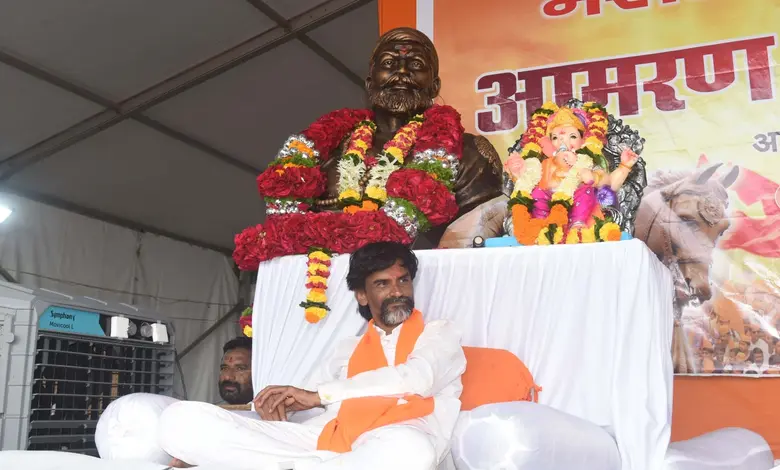 મનોજ જરાંગે આઝાદ મેદાનમાં મરાઠા અનામતની માગ સાથે ભૂખ હડતાળ પર બેઠા હોય તે દર્શાવતી તસવીર