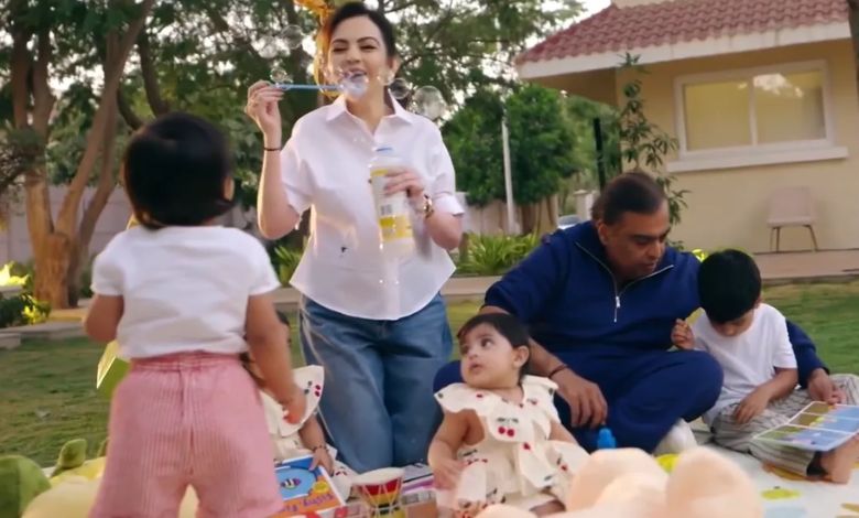 Nita Ambani નહીં, આ કોના ઈશારે ચાલી રહ્યા છે Mukesh Ambani? વીડિયો થયો વાઈરલ...