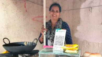 Mumbai vada pav girl viral Why is this vada pav girl from Mumbai becoming famous on the internet: Daughter's post made mother viral