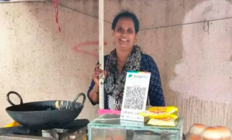 Mumbai vada pav girl viral Why is this vada pav girl from Mumbai becoming famous on the internet: Daughter's post made mother viral