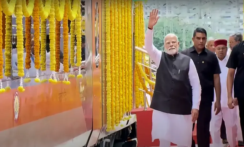 વંદે ભારત ટ્રેનનું ઉદ્ઘાટન થતું દૃશ્ય, નરેન્દ્ર મોદી.