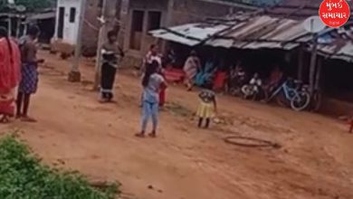 ઓડિશામાં વીજળીના થાંભલા સાથે બાંધેલ એક વ્યક્તિ