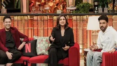 કપિલ શર્મા શૉમાં રાઘવ ચડ્ઢા અને પરિણિતી ચોપરા હસતા, રાઘવ કંઈક બોલી રહ્યો છે અને પરિણિતી તેને આશ્ચર્ય સાથે જોઈ રહી છે.